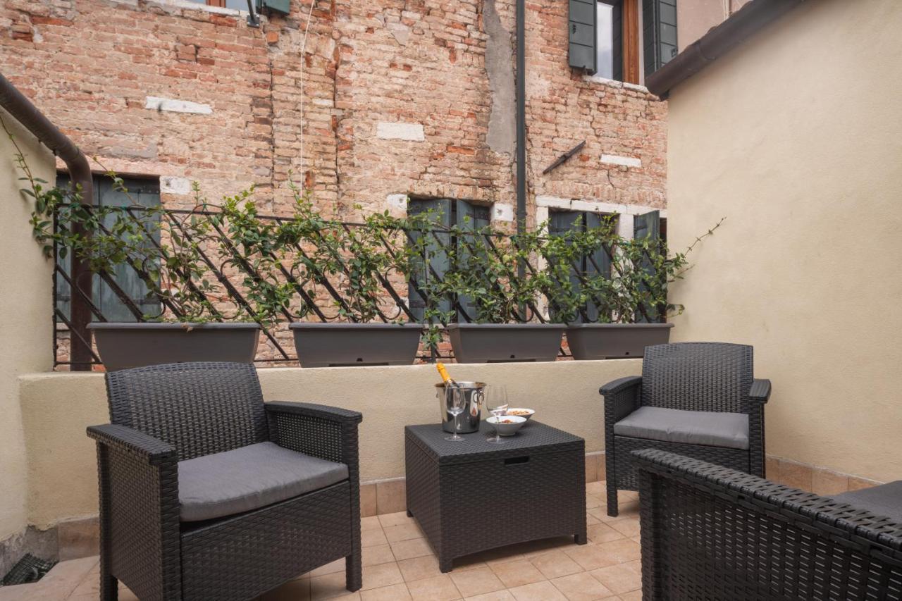 Sant'aponal Cozy With Balcony R&r Apartamento